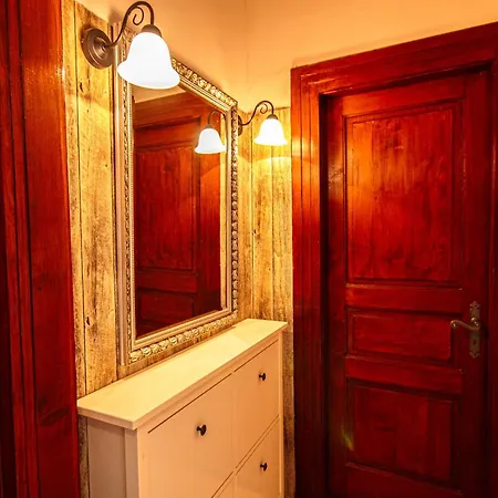 Tres Jolie Near Theatre & Apartment Split