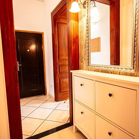 Tres Jolie Near Theatre & Apartment Split